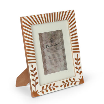 Handcrafted Striped Wooden Photo Frame with Leaf Motif for Tabletop